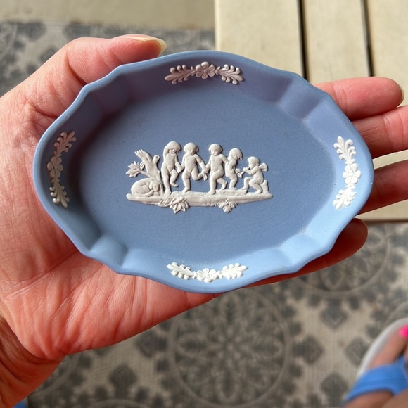 Mini Blue & White Wedgewood Cherub Trinket Dish - Picture 4 of 5